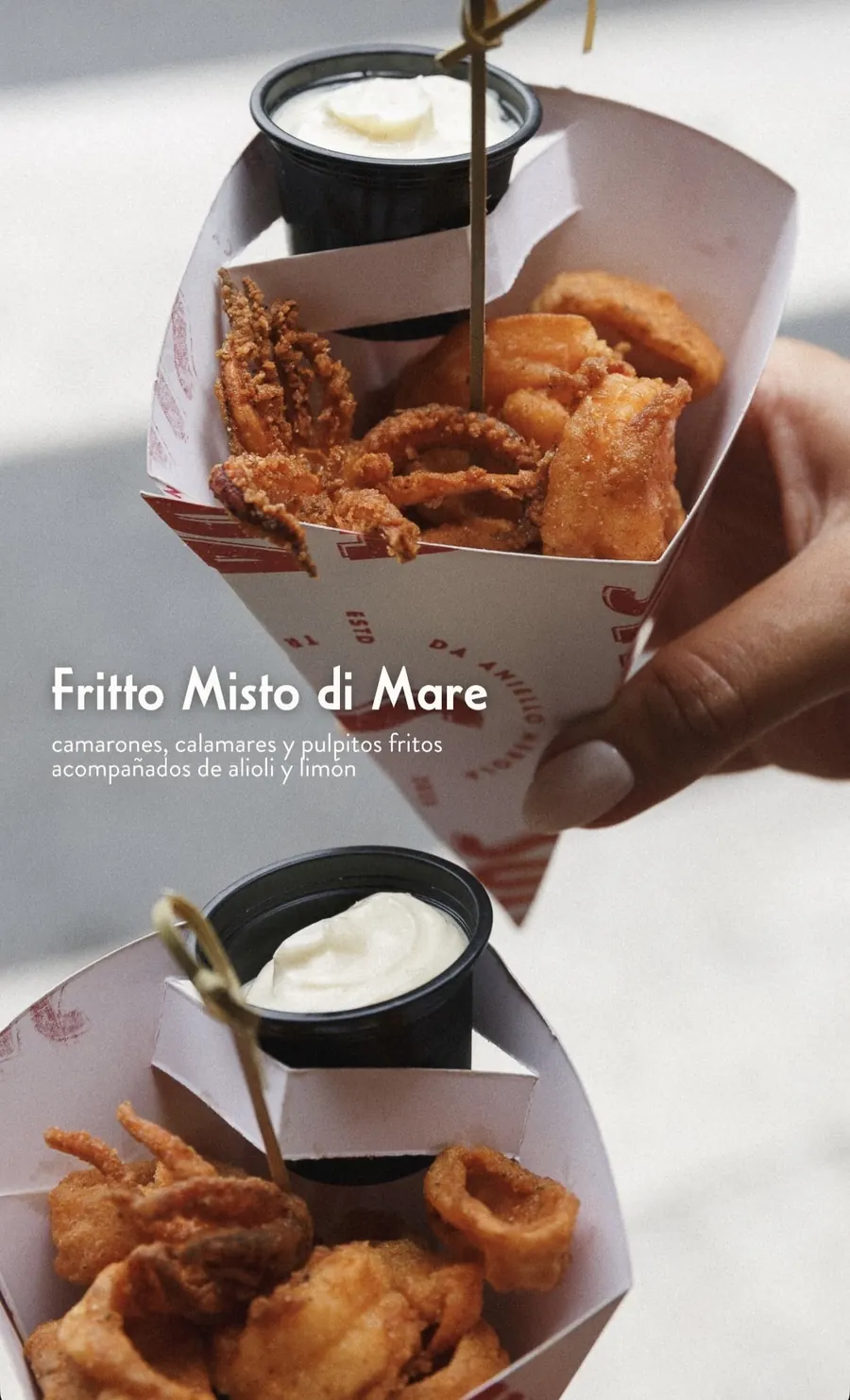 Dos conos de cartón con camarones, calamares y pulpitos fritos, cada uno con su vasito de alioli