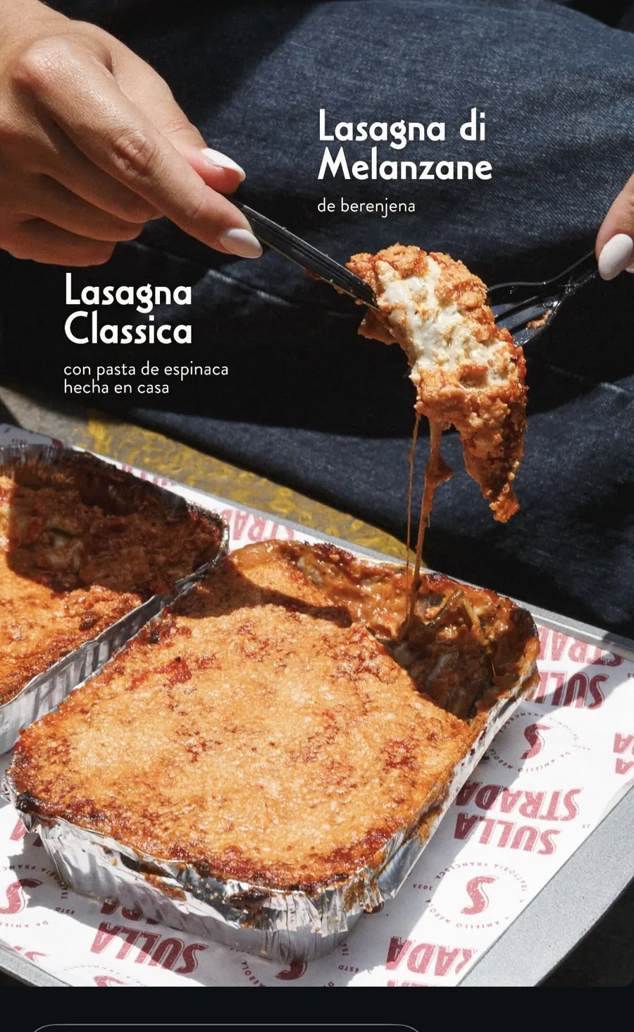 Bandejas de lasagna con las dos versiones: la Classica de pasta de espinaca hecha en casa y la di Melanzane de berenjena